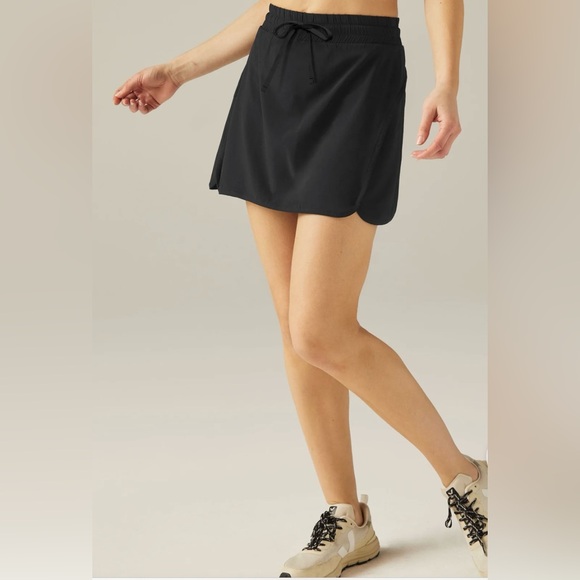 Beyond Yoga Dresses & Skirts - Beyond Yoga Stretch Woven In Stride Lined Skirt in black size large style NN5133